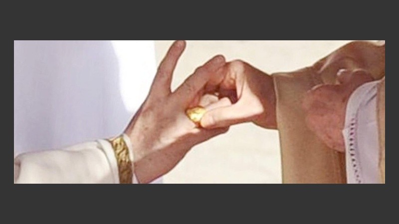 Le entregaron una sortija de plata dorada.