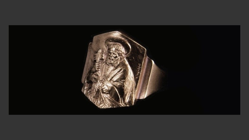 Le entregaron una sortija de plata dorada.