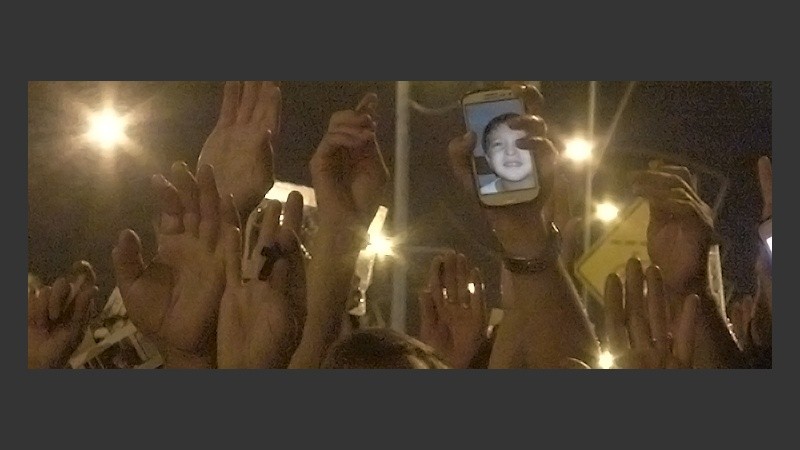 Agiornados. Este año se sumaron imagenes en celulares a la hora de pedir por familiares