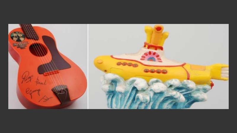 Guitarra autografiada y el subarino amarillo de la época.