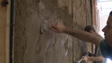 Manos en el barro, los bioconstructores durante la obra.