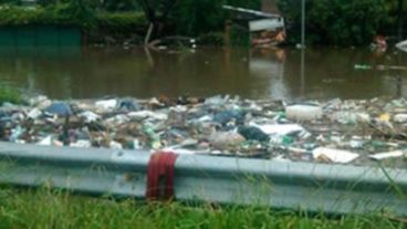Foto del sector anegado sobre uno de los conductos de Circunvalación y con basura.