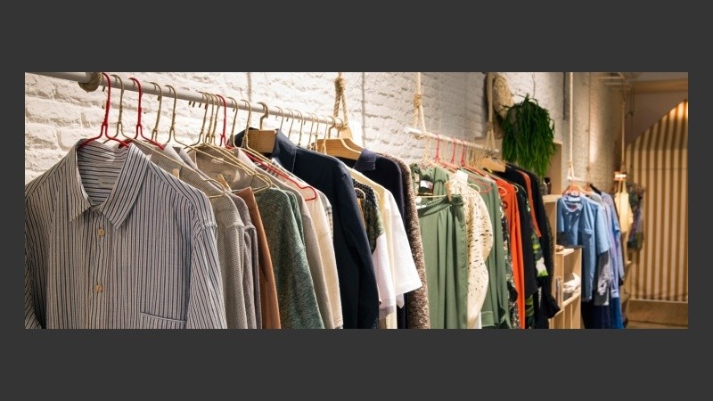 Las prendas son: pantalón de gabardina, jean, camisa, remera, medias, zapatillas y zapatos.