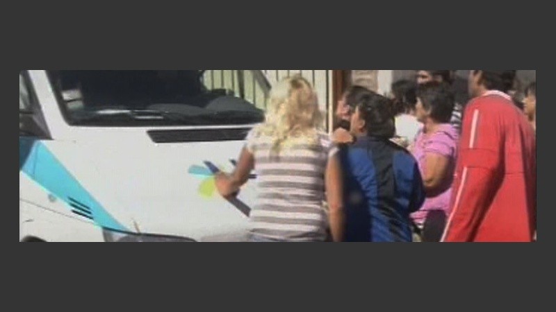 Familiares de detenidos se enfrentan con las ambulancias exigiendo respuestas