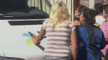 Familiares de detenidos se enfrentan con las ambulancias exigiendo respuestas