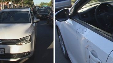 Los rastros de sangre sobre el vehículo baleado.