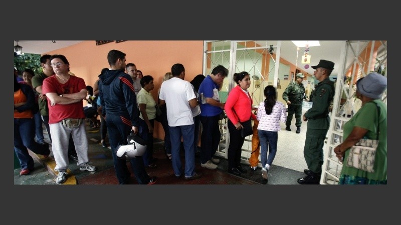 Mucha gente a último momento para sufragar en las escuelas.