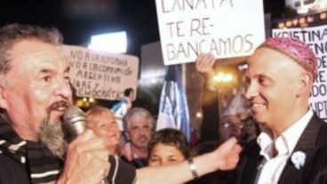 Castells, el rabino Bergman y un cartel: "Te re banco Lanata"