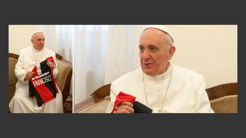 El Papa, con la rojinegra en mano.