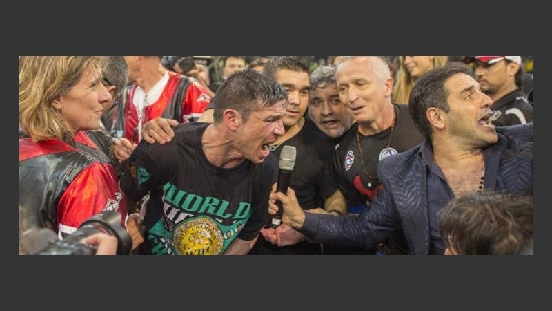 Festejo luego de la pelea.