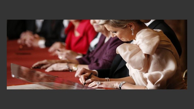 Máxima firma el acta de abdicación de Beatriz. 