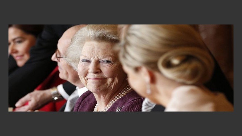 Mirada de cariños entre Beatriz y Máxima. 