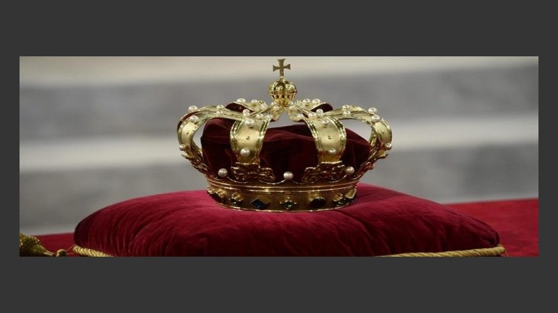 Detalle de la corona neerlandesa sobre un cojín.