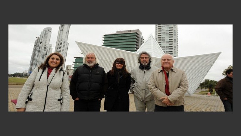 Arquitectos y autoridades dejaron inaugurado el gran barquito de papel.