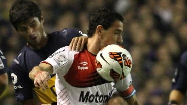 Maxi Rodríguez, en plena lucha.