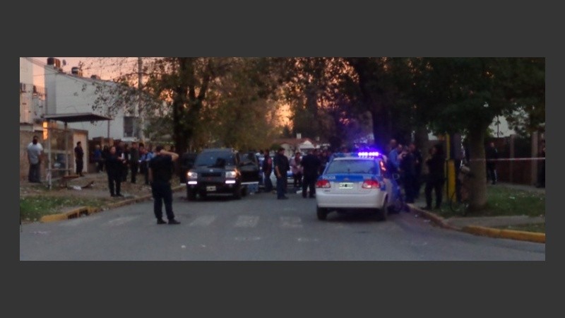 La Nissan negra quedó en medio de la calle con las pruebas del ataque.