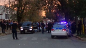 La Nissan negra quedó en medio de la calle con las pruebas del ataque.