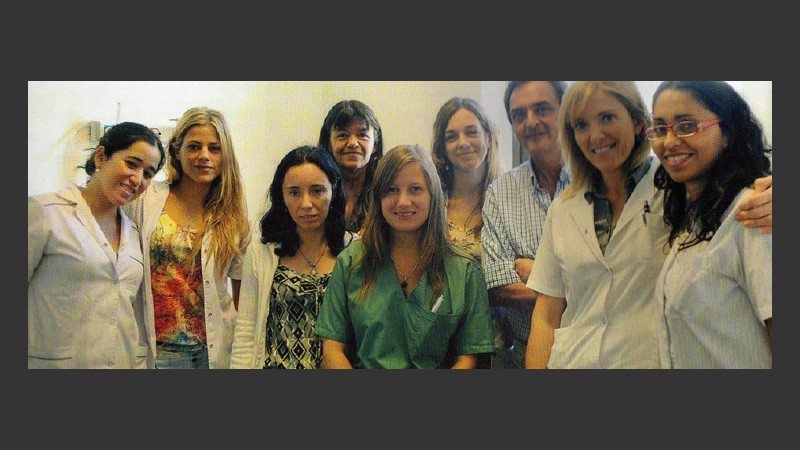 La doctora Perfumo y el grupo de trabajo de la unidad.