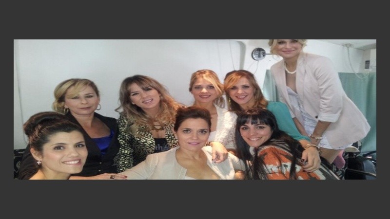 Parte del elenco en una foto grupal de despedida.