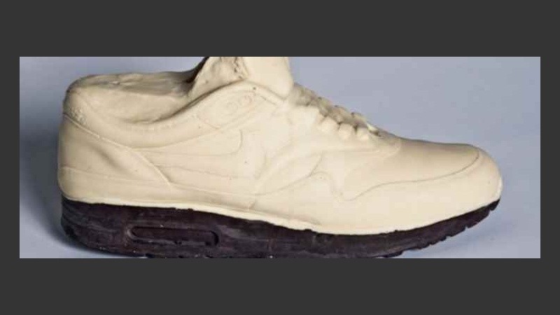 Una Nike Air Max 1 en blanco y negro.