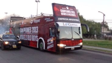 El micro para trasladar a los protagonistas, preparado desde temprano.