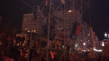 Por la noche sólo quedaban algunos hinchas en el Monumento: todos al Parque.