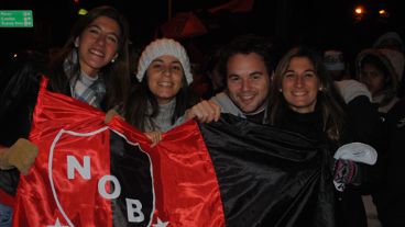 Bv. Oroño y Av. Pellegrini se vistió de rojo y negro