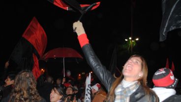 Bv. Oroño y Av. Pellegrini se vistió de rojo y negro