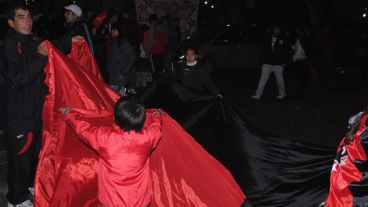 Bv. Oroño y Av. Pellegrini se vistió de rojo y negro