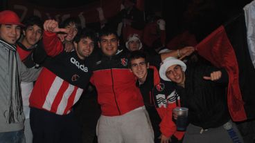 Bv. Oroño y Av. Pellegrini se vistió de rojo y negro