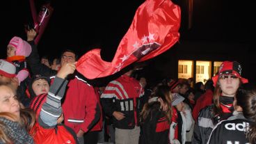 Bv. Oroño y Av. Pellegrini se vistió de rojo y negro