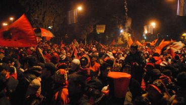 Bv. Oroño y Av. Pellegrini se vistió de rojo y negro