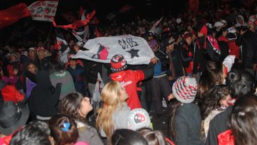 Bv. Oroño y Av. Pellegrini se vistió de rojo y negro