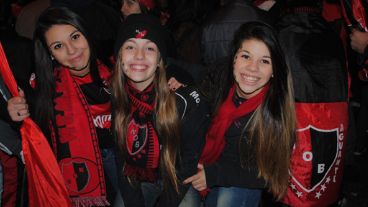 Bv. Oroño y Av. Pellegrini se vistió de rojo y negro