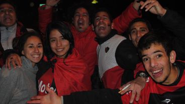 Bv. Oroño y Av. Pellegrini se vistió de rojo y negro