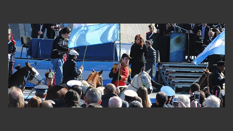 Belgrano le cedió la bandera a Cristina, el momento más simbólico del acto.