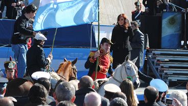 Belgrano le cedió la bandera a Cristina, el momento más simbólico del acto.