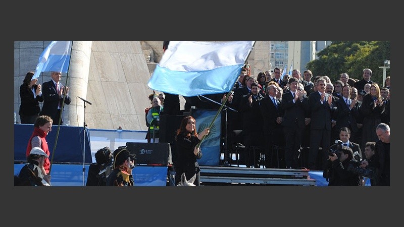 La presidenta recibió la bandera de Belgrano y la hizo flamear.
