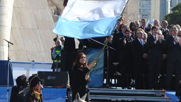 La presidenta recibió la bandera de Belgrano y la hizo flamear.