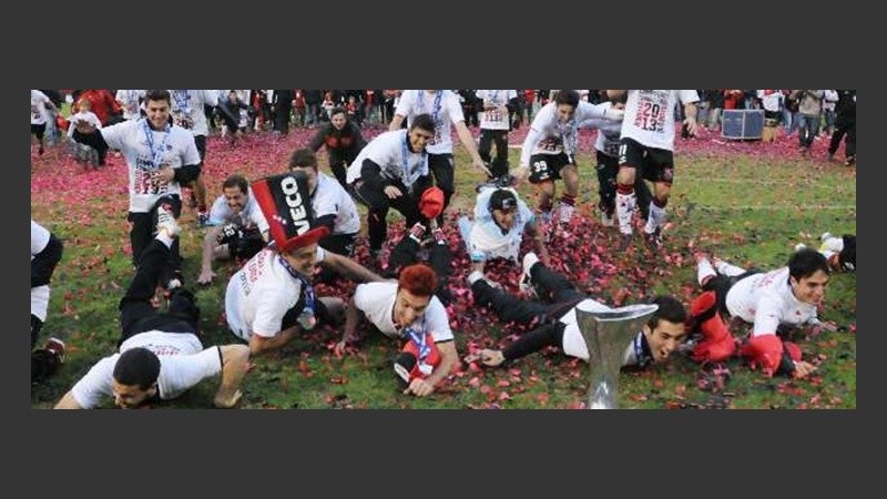 Los festejos en el Coloso con vuelta olímpica de los jugadores.