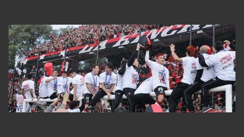 Los festejos en el Coloso con vuelta olímpica de los jugadores.