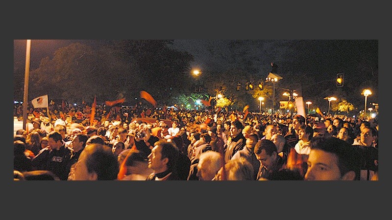 Del Coloso al Monumento con el grito de Newell's campeón.