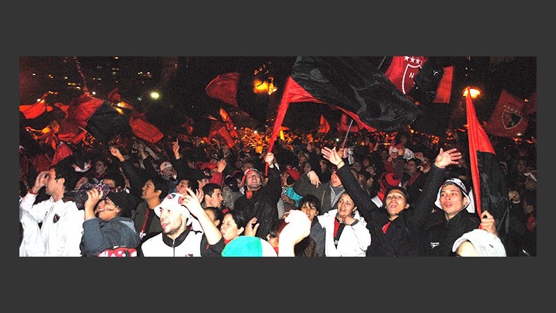 Del Coloso al Monumento con el grito de Newell's campeón.