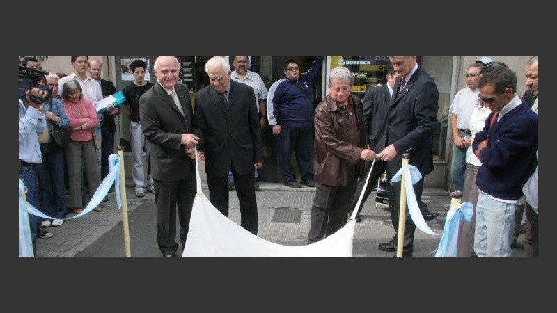 El ex gobernador Binner y el ex intendente Lifschitz destaparon la placa.
