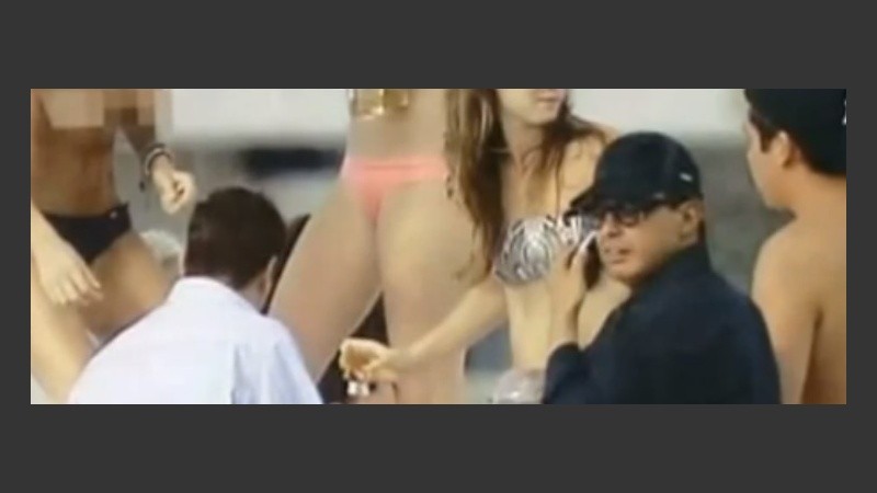 Luismi (de espaldas) se mostró muy divertido en Miami.