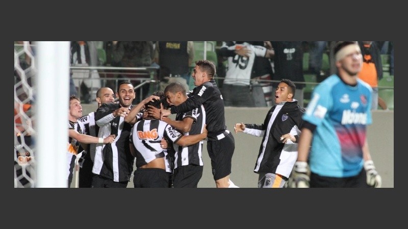 Los brasileños festejan; Guzmán lo sufre.