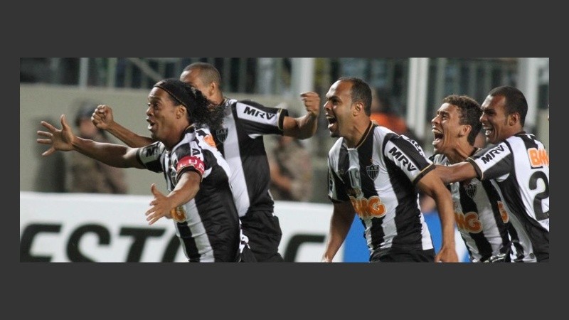 Ronaldinho, primero para saludar a Víctor tras el último penal.