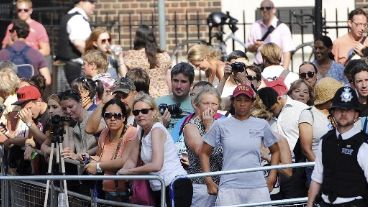 Una gran cantidad de gente estuvo en la puerta del hospital.