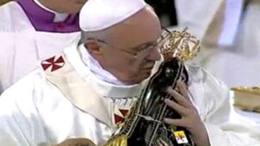 El Papa besa una réplica de la virgen negra de Brasil.