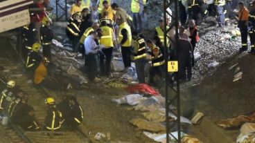 Las víctimas fatales yacen sobre las vías.